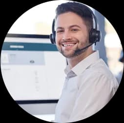 Mitarbeiter mit Headset am Bildschirm